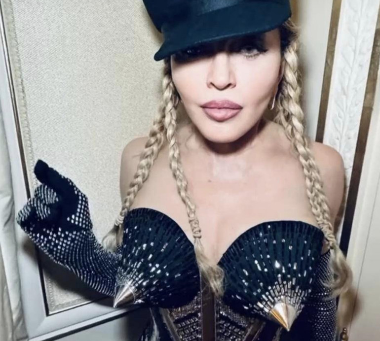 На тлі сантехніки та з рукою між ніг: Мадонна епатувала відвертими луками й розпусними позами. ФОТО