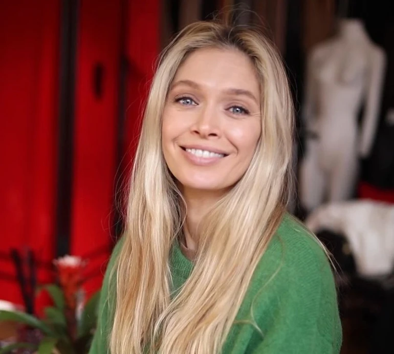 Брежнєва у коротеньких шортах подуркувала з цуциком та прикрасила ялинку. Відео