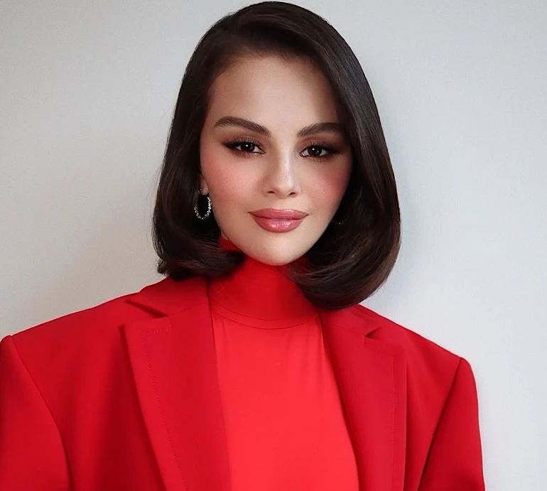 Гомес у червоному міні з трояндою на стегнах вразила стрункими ніжками на модній вечірці. Фото