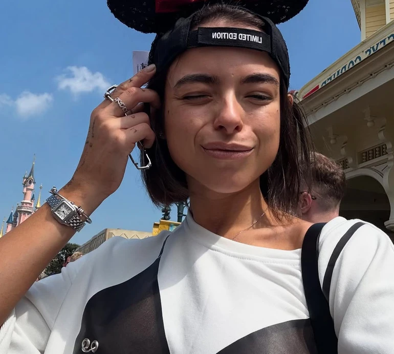 Морозюк топлес креативно пожмякала себе за сідниці. Відео