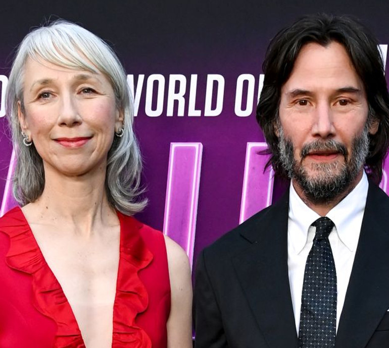 Кіану Рівз із коханою в сукні з бездонним декольте показався на прем'єрі у Голлівуді