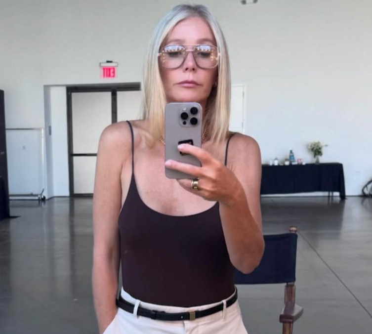 53-річна Пелтроу без макіяжу похвалилася фігурою у спідньому та показала свій стильний осінній гардероб. Фото