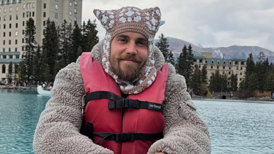 Бібер у кумедній шапці показав цілунки з дружиною на тлі живописного озера. Фото