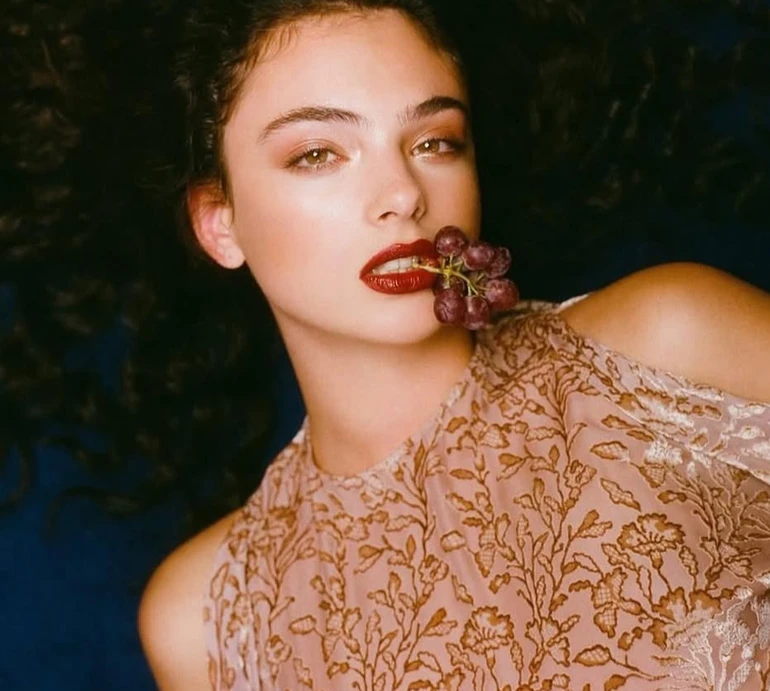 Дочка Белуччі і Касселя в вишуканому інтер'єрі попозувала на підлозі та з пов'язкою на обличчі. Фото