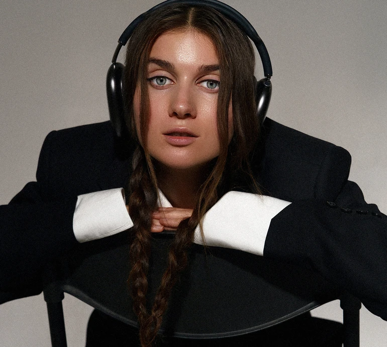 Jerry Heil у новому кліпі показала маму та як пре напролом кукурудзяним полем