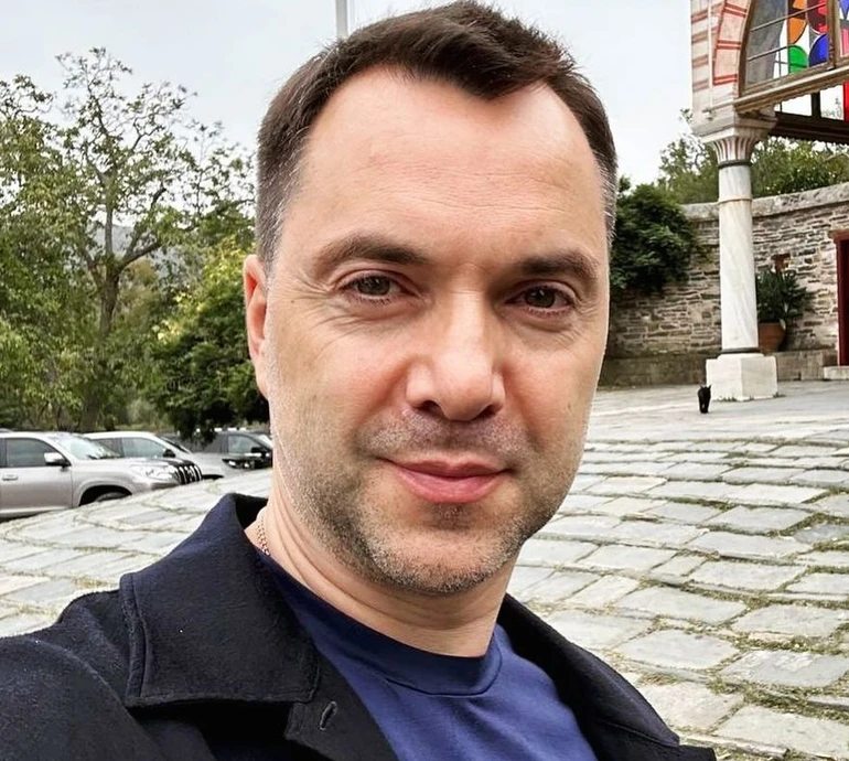 Арестовича з дружиною і сином помітили в аеропорту Варшави