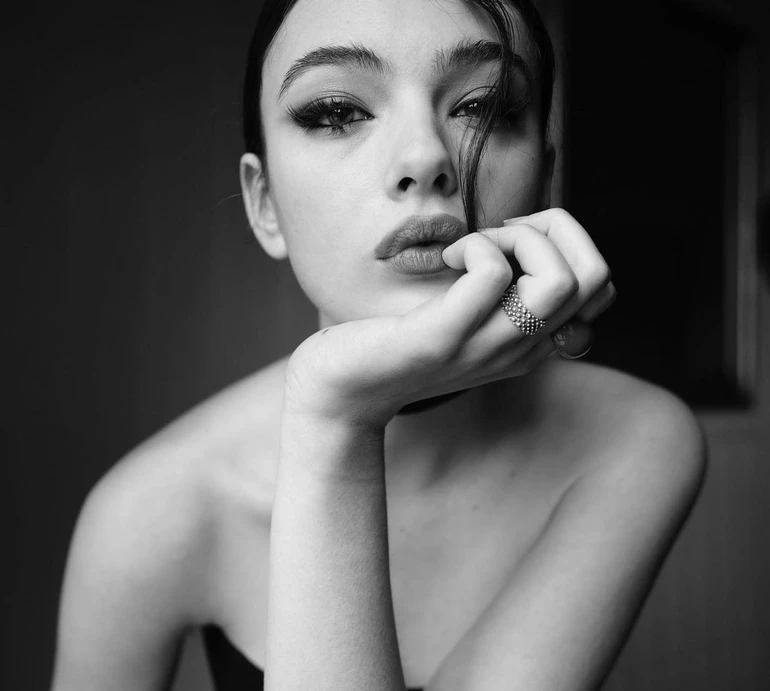 Ретро-вайб та ч/б: Деву Кассель у купальнику зазнімкували на плівку