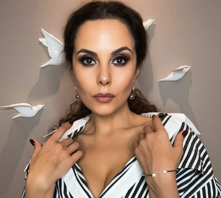 Каменських у лосинах і топі попітніла на біговій доріжці у новому місці призначення