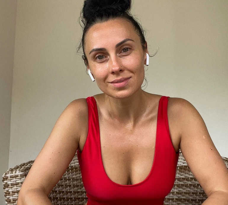 Діджейка Нана в обтислому костюмі показала йогу для підвищення лібідо. Відео