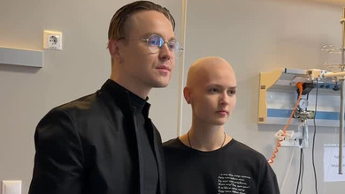 Частинку себе: Пивоваров подарував онкохворій дівчині перуку з власного волосся. Відео