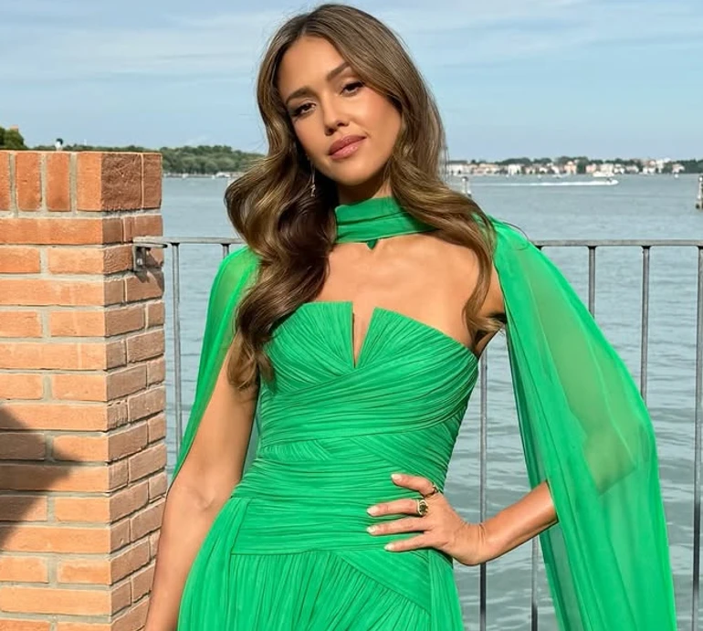 Альба з 17-річною дочкою-копією попозували у вишуканих сукнях на весіллі Безоса. Фото