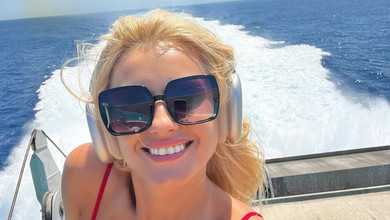 Федишин у полум'яному максі притулилася до коханого на іспанському кораблику