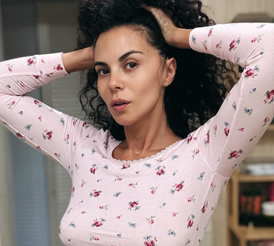 Відчуваю неймовірну енергію: Каменських через пів тижня голодування посвітила животом у грайливій піжамці