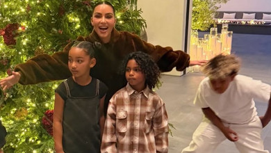 Я старалася: Кардашян насмішила спробами зробити різдвяні фото з чотирма своїми дітьми