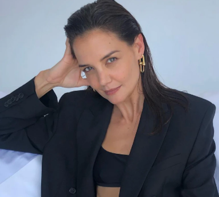 Кеті Холмс у спортивному топі посвітила тренованим пресом у Нью-Йорку. ФОТО