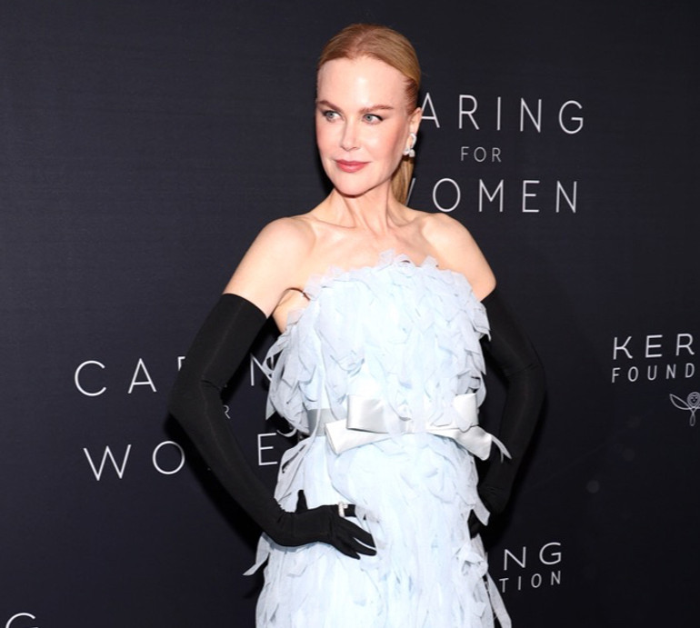 56-річна Ніколь Кідман покрасувалася у химерній сукні та пальчатках на хіднику. ФОТО