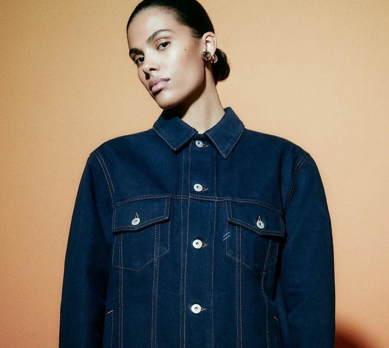 Кунакі для глянцевих фото заховала голі циці за шопером