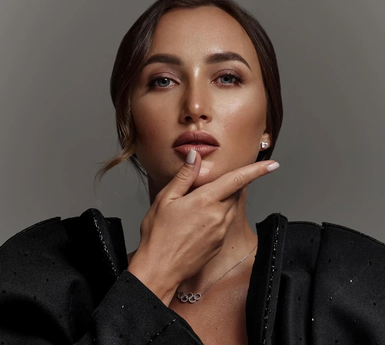 Різатдінова у дизайнерській сукні розбавила гімнастичний контент голим стегном та визивним декольте