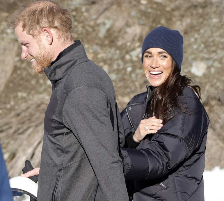 Меган Маркл у зимовому кежуалі помилувалася успіхами принца Гаррі в скелетоні