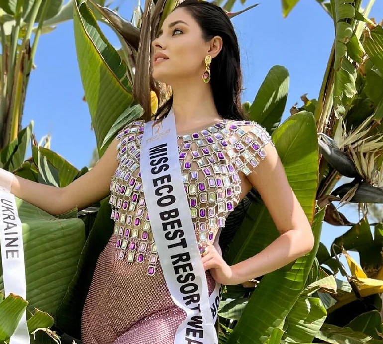 Прозора сітка і блискучі камінчики: Міс Усанова у переможному луці випнула сідниці на еко-конкурсі краси в Єгипті