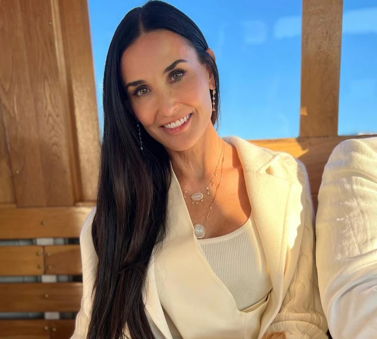 Веселощі в бікіні: 61-річна Мур із трьома дочками посвітили дупцями на пляжі у кумедному відео