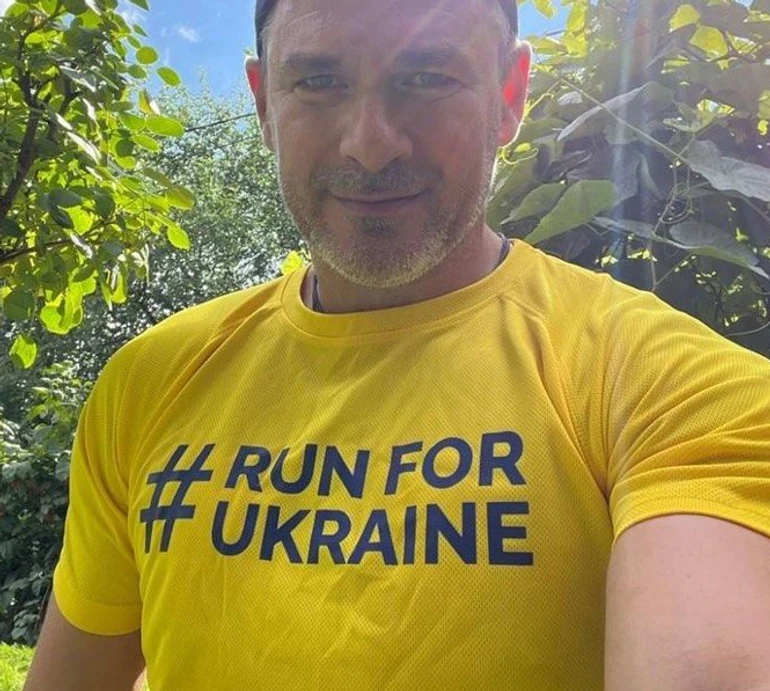 Поїли і в шапці: Мірзоян фотозвітом і квітами зустрів Матвієнко на вокзалі