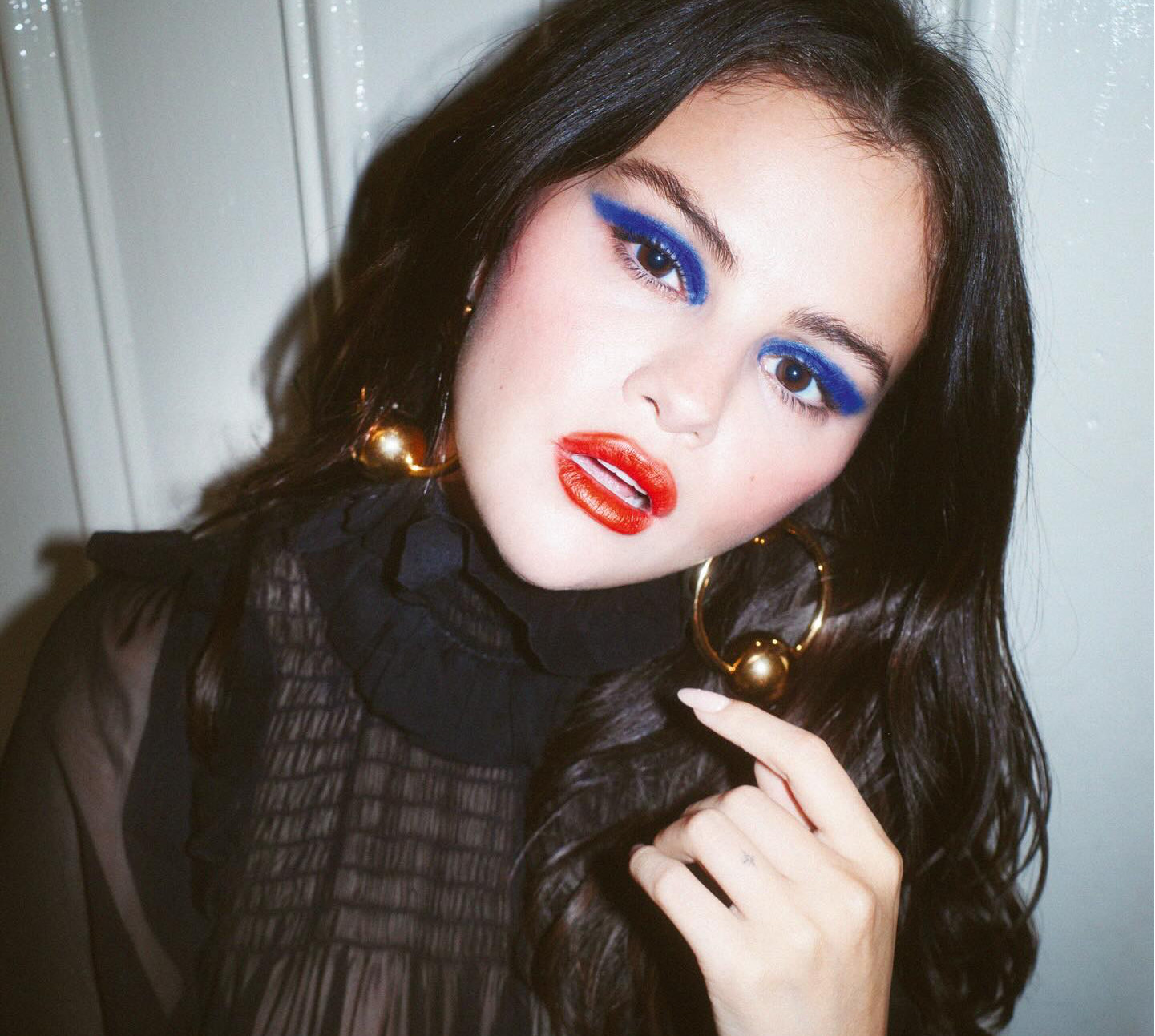 Сукня-хмара, спортивки з підборами та ковдра: Гомес у зухвалих луках прикрасила сторінки глянцю