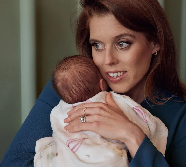 Була настільки крихітною: принцеса Беатріс показалася в глянці з 2-місячною донею, яка народилася передчасно