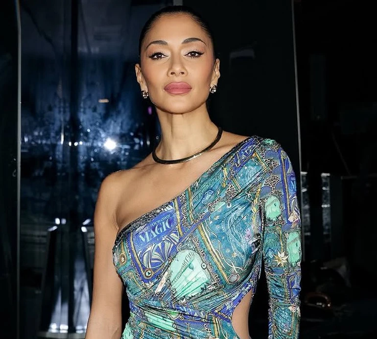 Шерзінгер в обтислому ультрамарині показала, як скульптурує тіло у спортзалі