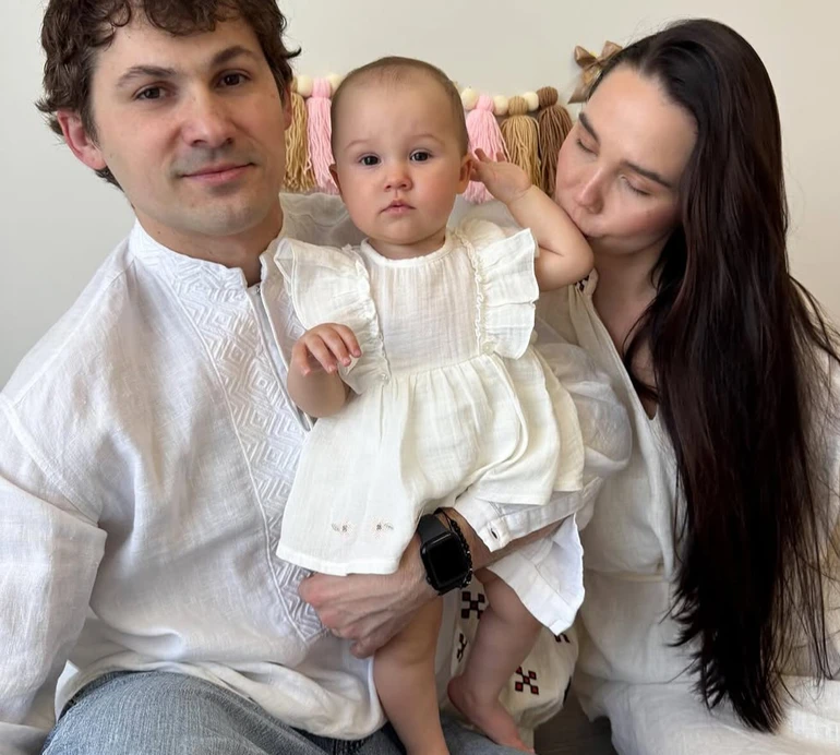 Перші кроки та перша здача крові: Кот і Татарінцева привітали дочку з 9-ма місяцями і показали її святкові фото