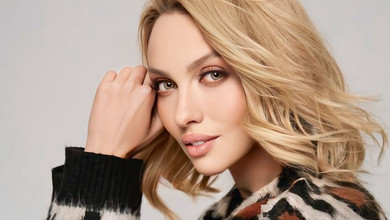 Полякова у спідньому та підв'язці на талії спокусливо покрутилася перед дзеркалом. Фото