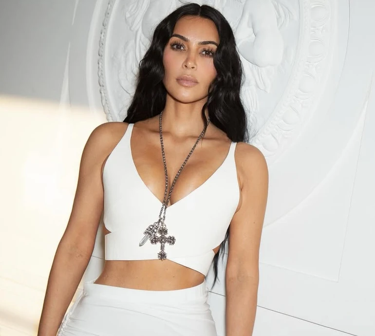 Обтислий лук, хрести і троянди: Кардашян блиснула пишним бюстом і стегнами на прогулянці у Флоренції. Фото