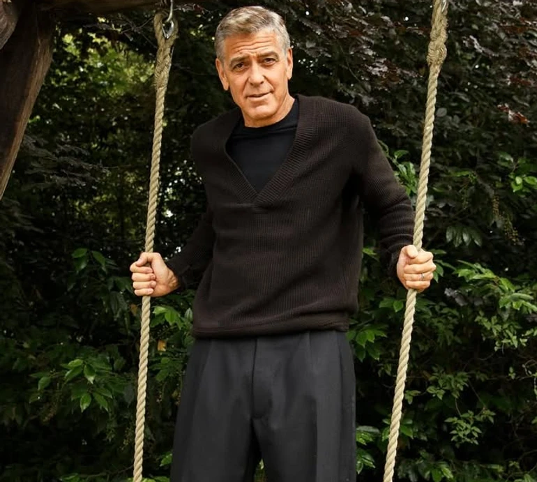 Клуні у стильних луках попозував у ромашках та на гойдалці й розповів про виховання своїх двійнят. Фото