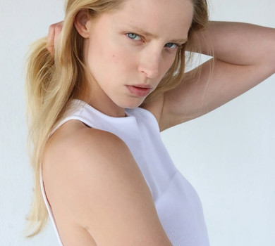 Невістка Шварценеггера топлес та в колготках прикрила груди руками для млосного фото в журналі