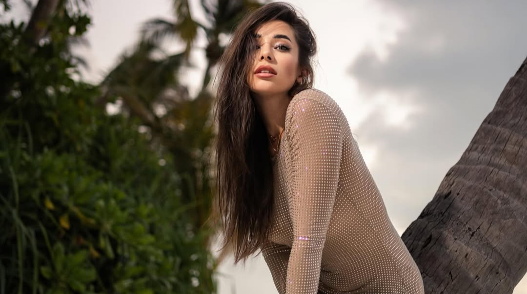 Неплях у прозорій сукні блиснула голими персами на мальдівському пляжі. Фото