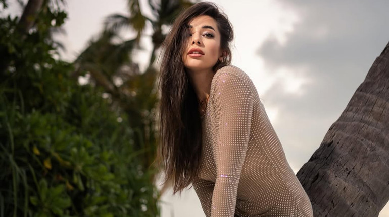 Неплях у прозорій сукні блиснула голими персами на мальдівському пляжі. Фото