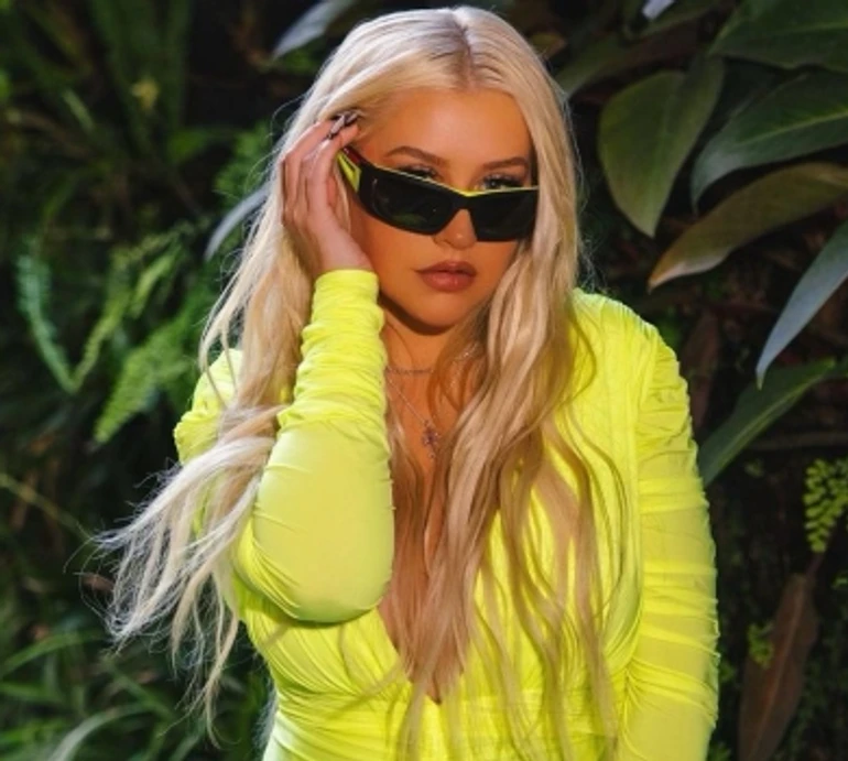 Агілера попросила літо не йти і похизувалася фігурою в декольтованому максі