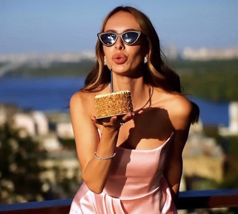 Щасливі 37: Остапчук привітала себе танцем у міні та показала дитячі фото