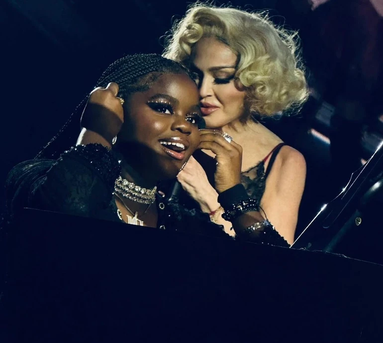 Дуже пишаюся ними всіма: Мадонна замилувала ніжними фото з прийомним сином і доньками