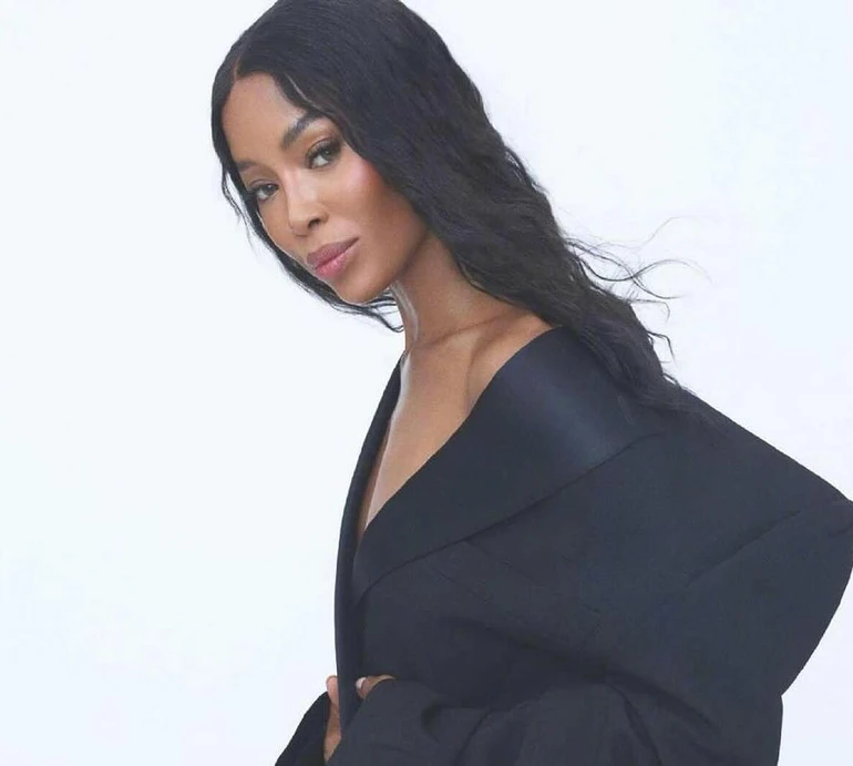 Кемпбелл у лосинах і топлес посвітила довжелезними ногами у глянцевій зйомці. Фото