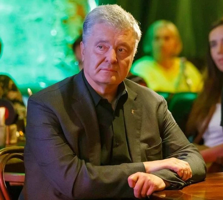 Порошенко у День батька згадав покійного тата та показав, яку зачіску мав у шкільні роки. Фото