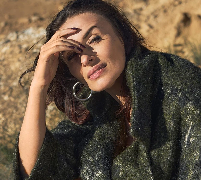 Мейхер у Греції підкреслила божественні форми ніжним шовком власного дизайну