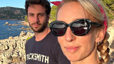 Точно майбутній Бонд: голоторсий Тейлор-Джонсон вразив акробатичним трюком та пригорнув 57-річну дружину