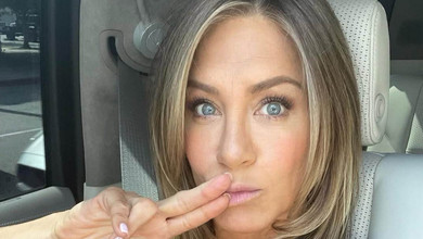 Спілкувалися 3 години: Еністон підловили за пізньою вечерею з відомим актором