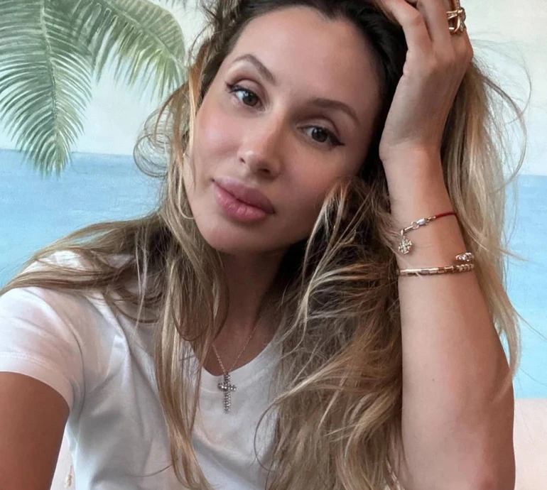 Лобода у зухвалій сукні з камінчиків і торочок наробила ефектних фото на терасі