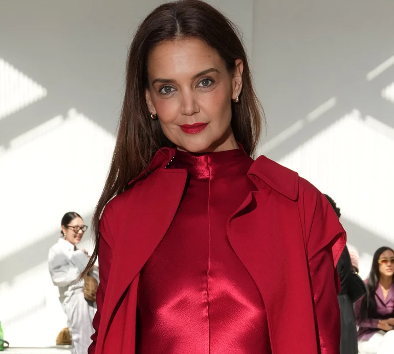 Кеті Холмс у палкому червоному з ніг до голови засвітилася на Тижні моди у Нью-Йорку