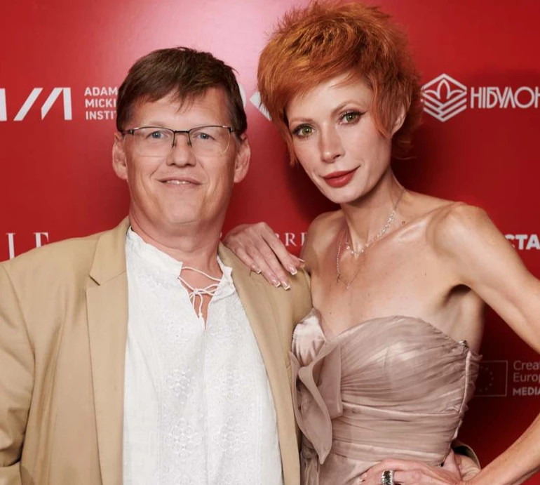 Голоплеча Лебідь у романтичному пудровому максі з'явилася з Розенком на хіднику кінофесту. Фото