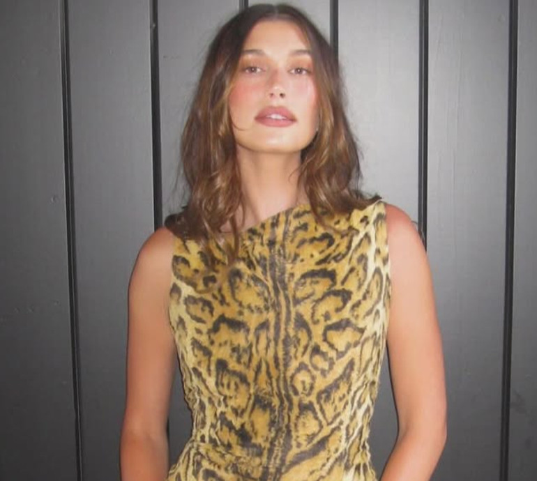 Хейлі Бібер у спідньому блиснула пружними сідницями у гримерці. Фото