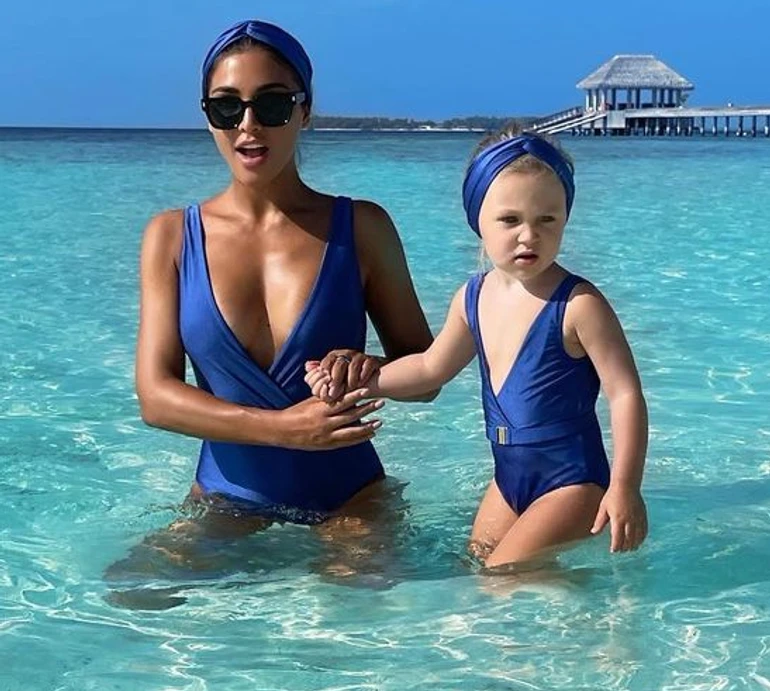 Дімопулос з донькою в однакових купальниках повчилися ловити хвилю на Балі. ФОТО