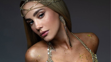 ВІА Гра Попова у золотій корсетній сукні з ланцюжками похизувалася глибоким декольте